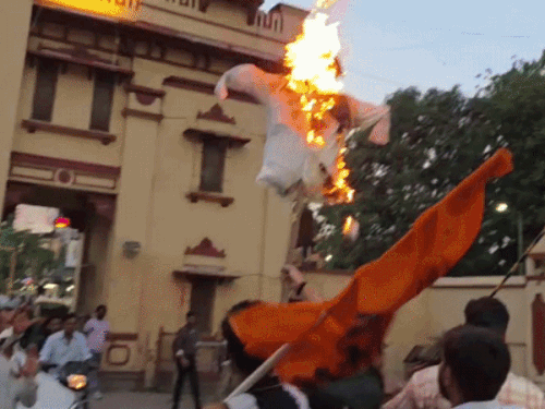 BHU में पुलिस और ABVP कार्यकर्ताओं में धक्का मुक्की:JPSC-JSSC परीक्षाओं में अनियमितताओं के विरोध में फूंका CM हेमंत सोरेन का पुतला