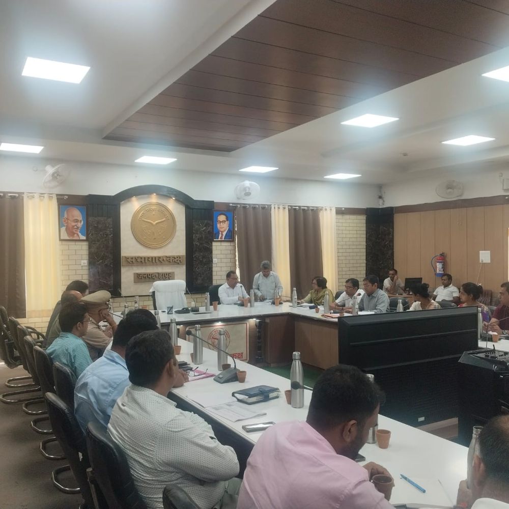 हापुड़ में 30 स्कूल वाहन बिना फिटनेस दौड़ रहे:डीएम ने जताई नाराजगी, ई-रिक्शा-वैन से बच्चों को भेजने पर रोक
