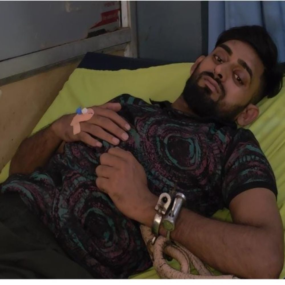 मथुरा में बदमाश ने पुलिस पर फायरिंग की:टॉयलेट के बहाने गाड़ी रुकवाई, पिस्टल छीनकर दागी गोलियां; दिल्ली ले जाया जा रहा था