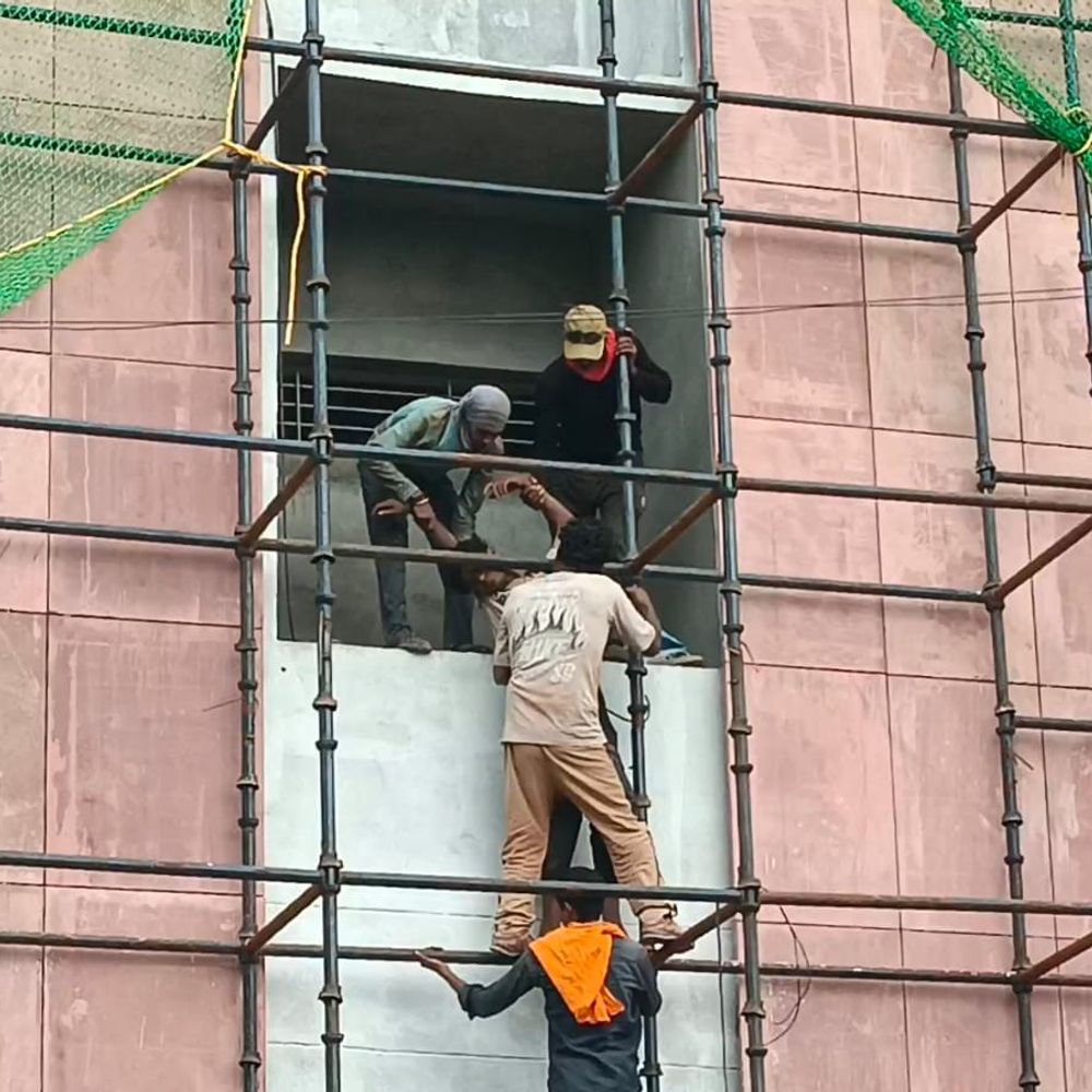 जहानाबाद में मजदूर को लगा करंट:सदर अस्पताल के निर्माणाधीन भवन में हुआ हादसा, साथियों ने कराया एडमिट