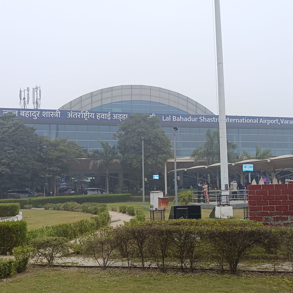 वाराणसी एयरपोर्ट पर रनवे में गिट्टियां मिलीं:2 घंटे तक उड़ानें बंद रहीं, DGCA ने जांच के आदेश दिए; PNC Infra कर रही रनवे विस्तार