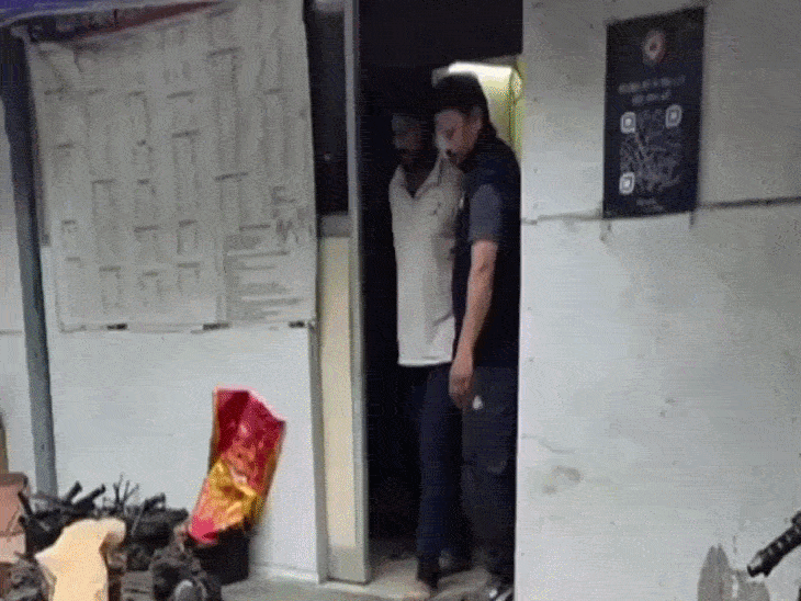 
                 इंदौर में अंधेरे में बैग टांगकर बैठा था ड्रग्स तस्कर:बैग में छिपा रखी थी 12 ग्राम एमडी ड्रग्स, कटलरी का करता है काम 
            