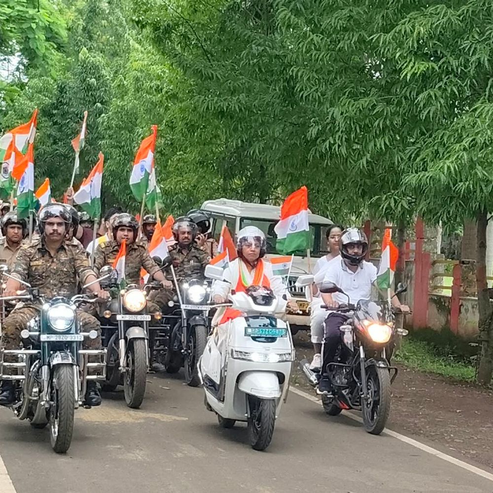 एसपी-कलेक्टर ने निकाली 'हर घर तिरंगा' बाइक रैली:डिंडौरी में पुलिसकर्मियों, खिलाड़ियों और नागरिकों ने लिया भाग