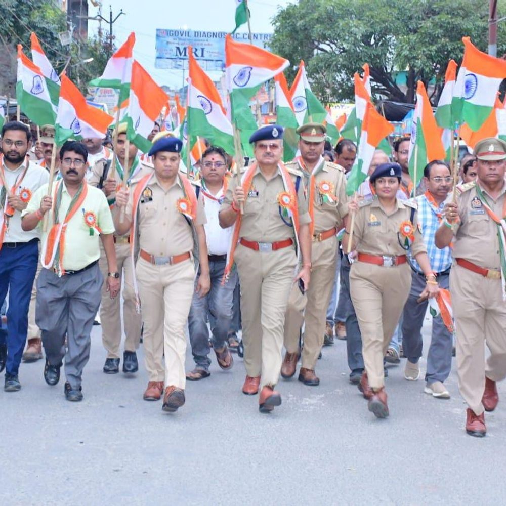 कासगंज में पुलिस ने निकाली तिरंगा यात्रा:लोगों से स्वतंत्रता दिवस मिलजुलकर और धूमधाम के साथ मनाने की अपील