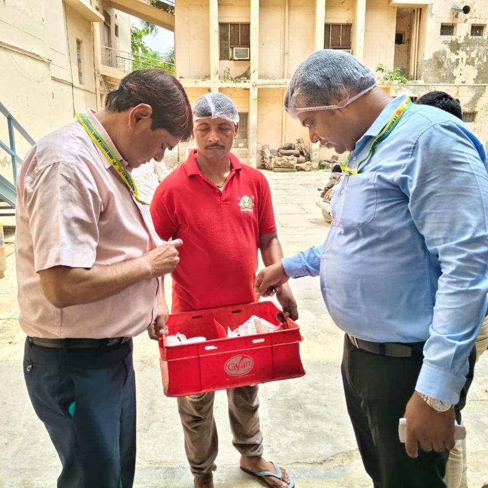 बाराबंकी में खाद्य विभाग का अभियान, 25 किलो मिठाई नष्ट:हिन्द मेडिकल कॉलेज कैंटीन से भी नमूने लिए, 5 लैब भेजे