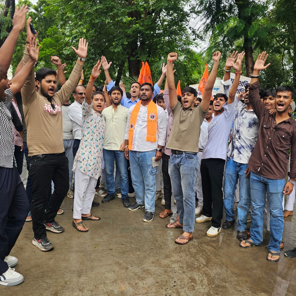 
                 मंदसौर के उत्कृष्ट स्कूल में ABVP का प्रदर्शन:त्रैमासिक परीक्षा से पहले छात्रों को नहीं मिलीं किताबें, 20 अगस्त तक वितरण का आश्वासन 
            