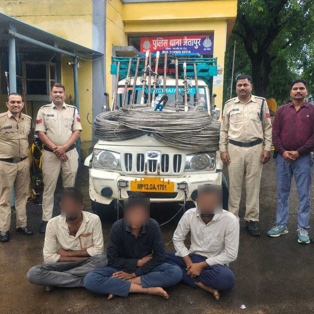 खरगोन में खंडवा के 3 चोर गिरफ्तार:4 लाख की बिजली सामग्री और 12 लाख की पिकअप जब्त