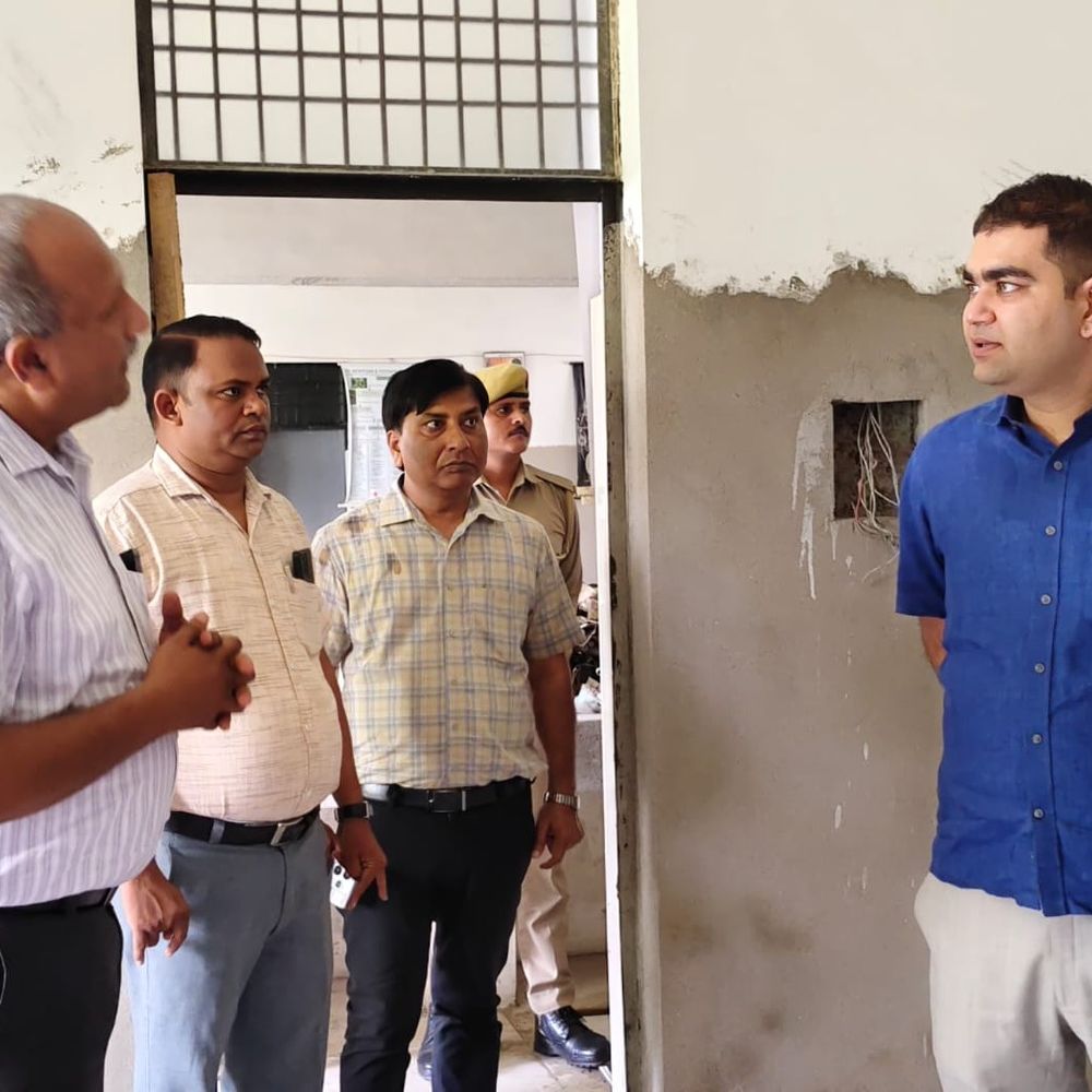 कौशांबी डीएम ने महामाया राजकीय महाविद्यालय किया निरीक्षण:मरम्मत जल्द पूरी कराने के निर्देश, केंद्रीय विद्यालय के लिए चिन्हित जमीन का लिया जायजा