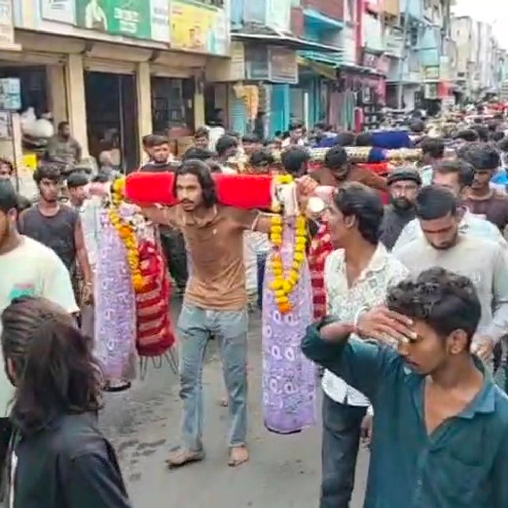 
                 45 KM पैदल चलकर बाबा महाकाल का जलाभिषेक:सुखानंद धाम से नीमच पहुंची 31वीं कांवड़ यात्रा, बच्चे भी रहे शामिल 
            