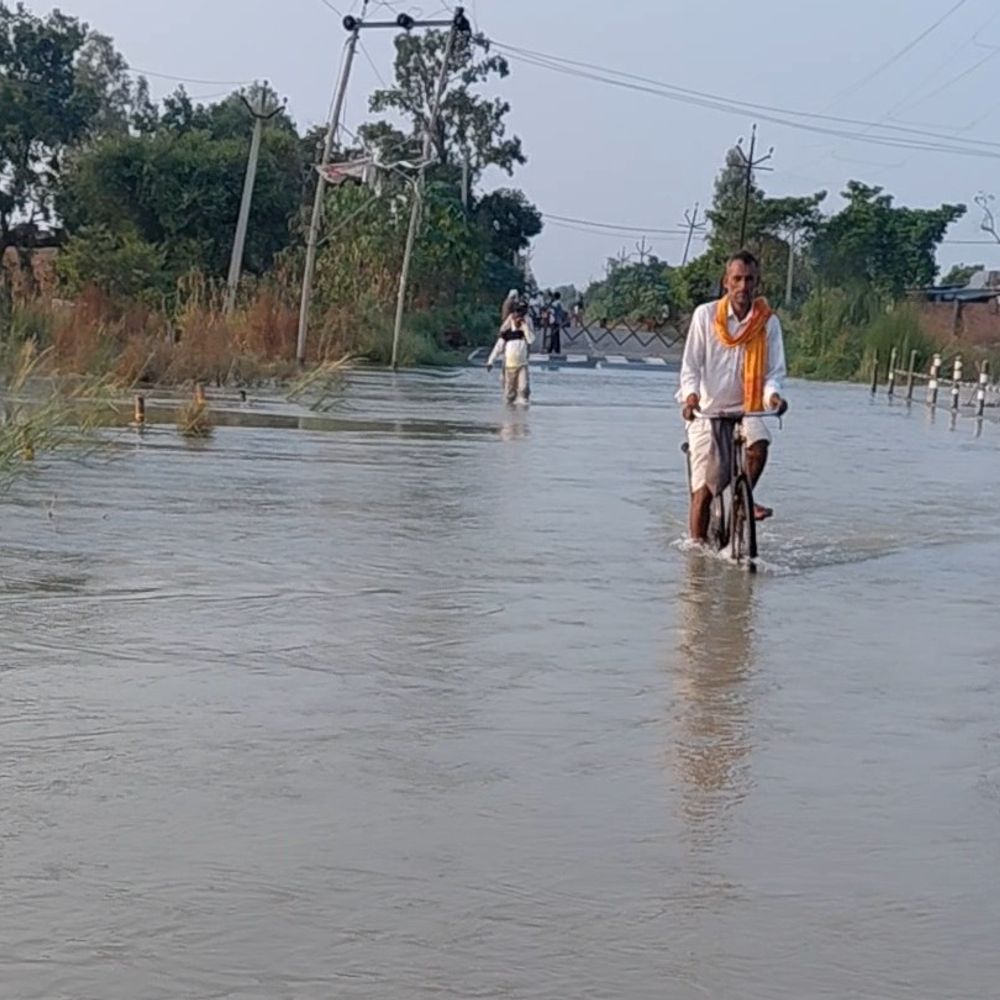 फर्रुखाबाद में गंगा का जलस्तर खतरे के निशान के करीब:50 से ज्यादा गांवों में बाढ़ का खतरा, चित्रकूट डिप पर आवागमन बंद