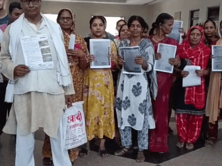 रीवा में सड़क पर अतिक्रमण, कलेक्टर से मिले रहवासी:कब्जा हटाने और पक्की सड़क बनाने की मांग की