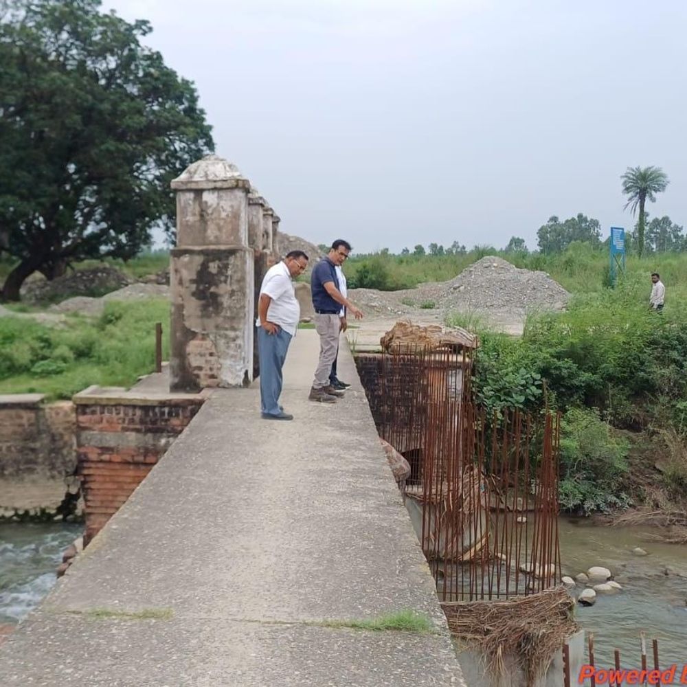 बाढ़ के खतरे को लेकर तटबंधों का निरीक्षण:बिजनौर अधिशासी अभियंता ने संवेदनशील क्षेत्रों का लिया जायजा, 24 घंटे निगरानी के निर्देश