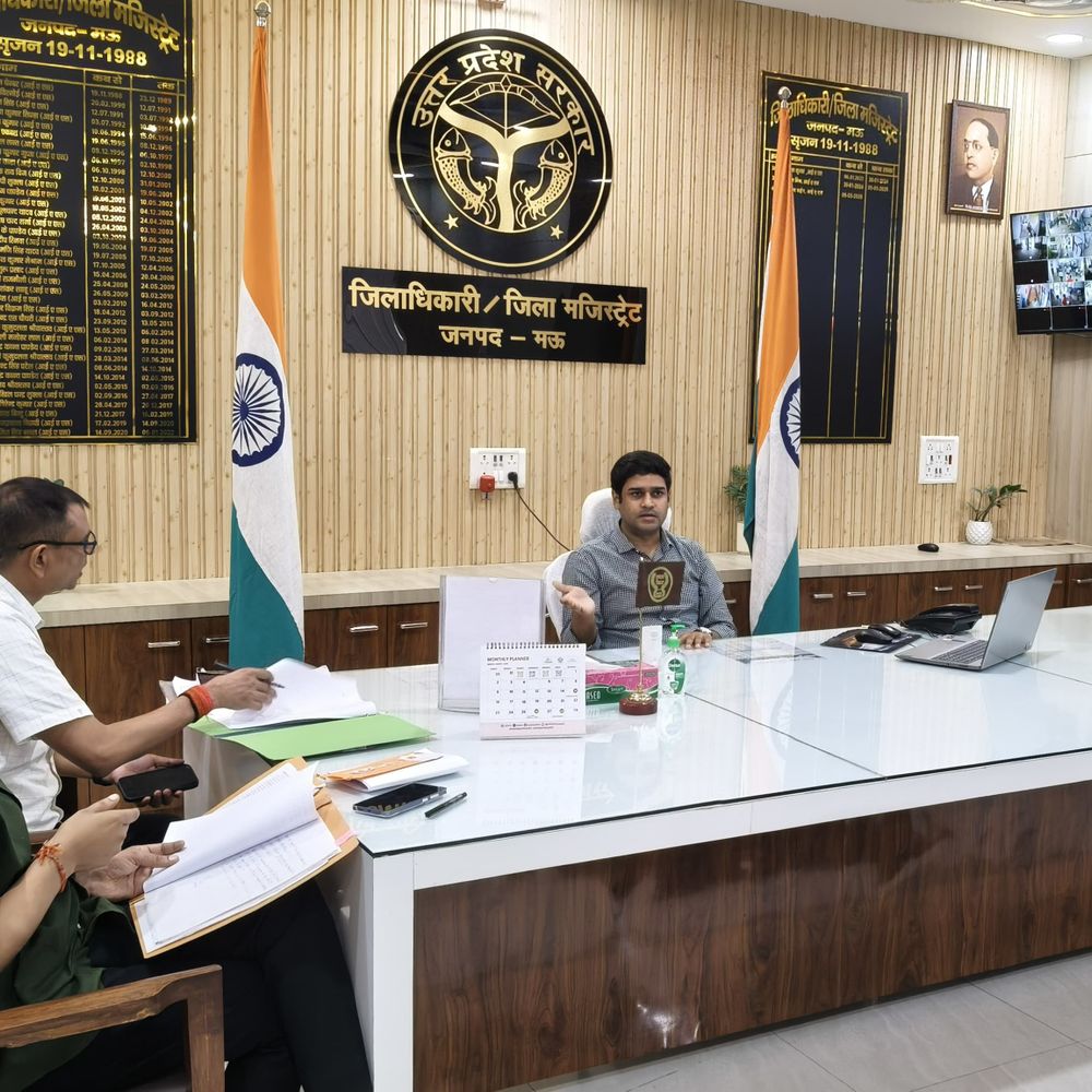 ROB निर्माण में आ रही बाधाएं जल्द दूर होंगी:मऊ डीएम बोले- 63% काम पूरा, बाल निकेतन के पास बन रहा सेतु