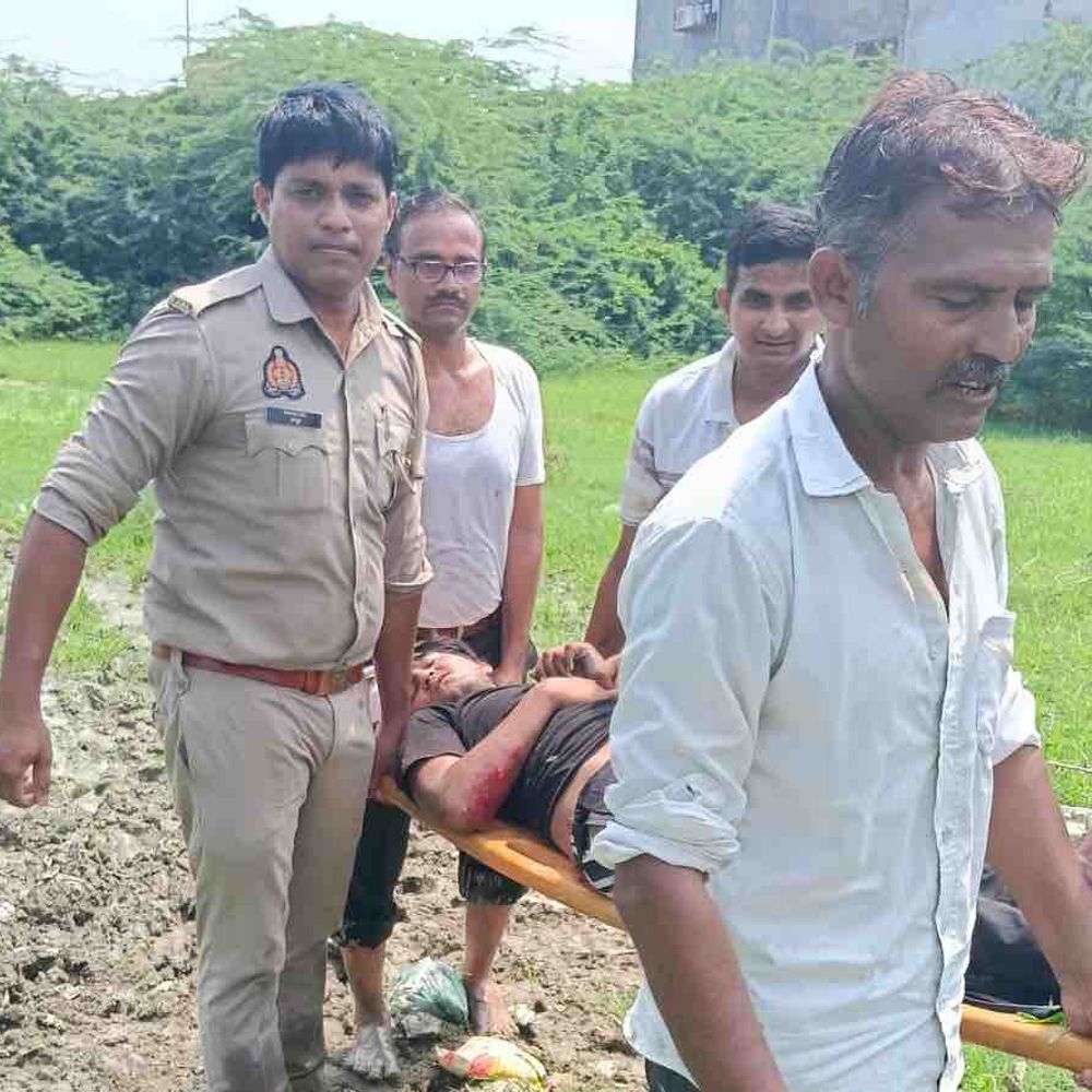 कानपुर में चलती ट्रेन से गिरा युवक, घायल:गेट पर बैठा था, कीचड़ पार कर पुलिस ने बचाई जान