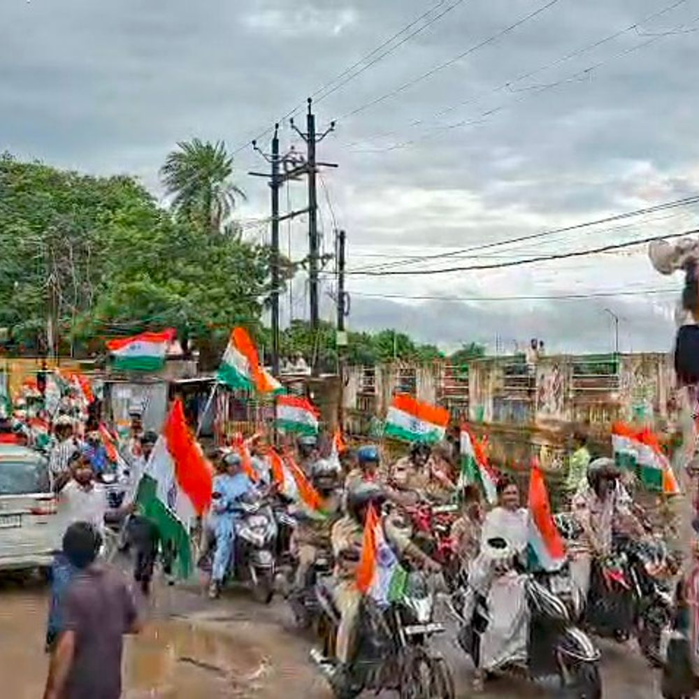 
                 जीरन में निकली तिरंगा वाहन रैली, गूंजे देशभक्ति के नारे:'हर घर तिरंगा' अभियान के तहत आयोजन; पुष्पवर्षा कर नगरवासियों ने किया स्वागत 
            