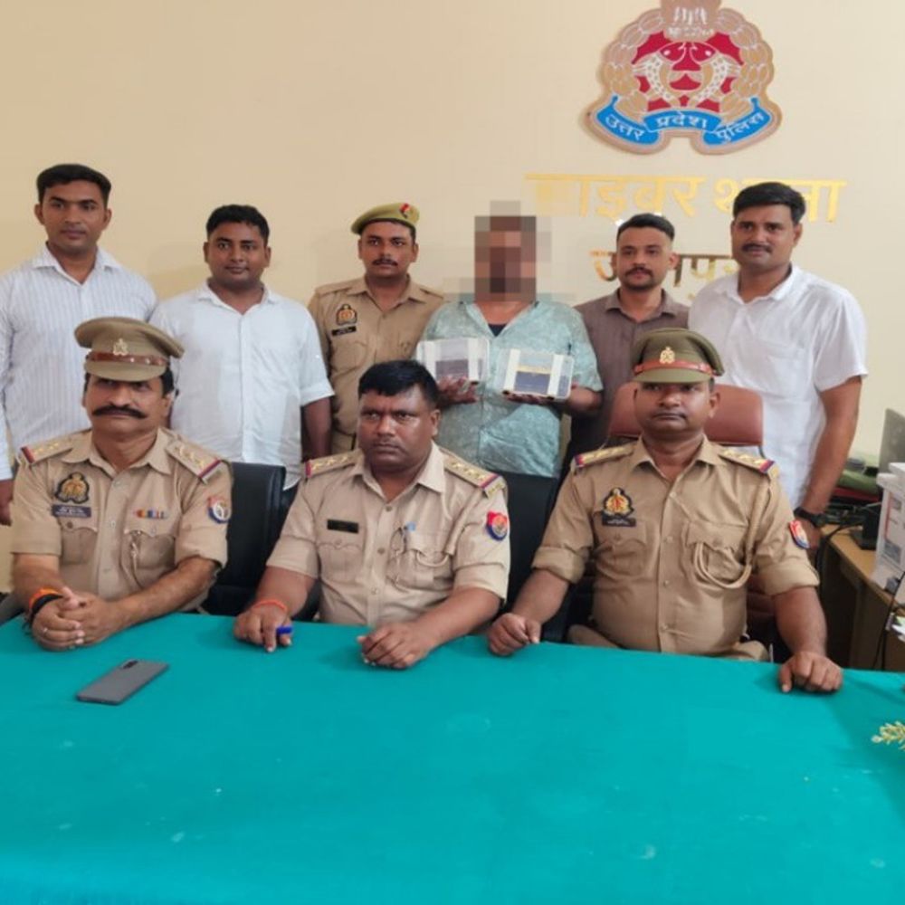 जौनपुर में साइबर ठग गिरफ्तार:सस्ते सोलर प्लांट का झांसा देकर 50 लाख से ज्यादा ठगे, दूसरों के अकाउंट में रुपए मंगाता था