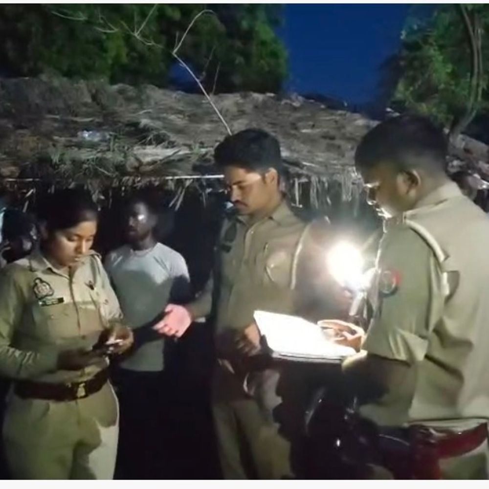 कौशांबी में पेड़ से लटका मिला किशोर का शव:परिजनों लगाया हत्या का आरोप, पुलिस जांच में जुटी