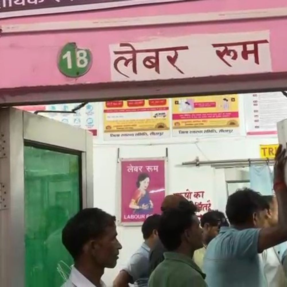 शराबी युवकों ने स्टाफ नर्स और स्वीपर से मारपीट की:सीतापुर CHC में प्रसव कक्ष में घुसने से रोकने पर विवाद, छेड़छाड़ का भी आरोप