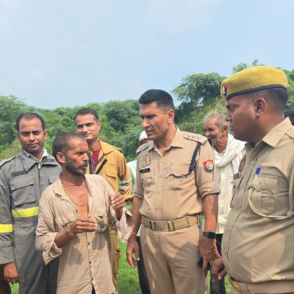 यमुना में डूब रहे व्यक्ति को स्थानीय लोगों ने बचाया:औरैया में सूचना मिलते ही फायर ब्रिगेड की टीम पहुंची, अस्पताल में भर्ती