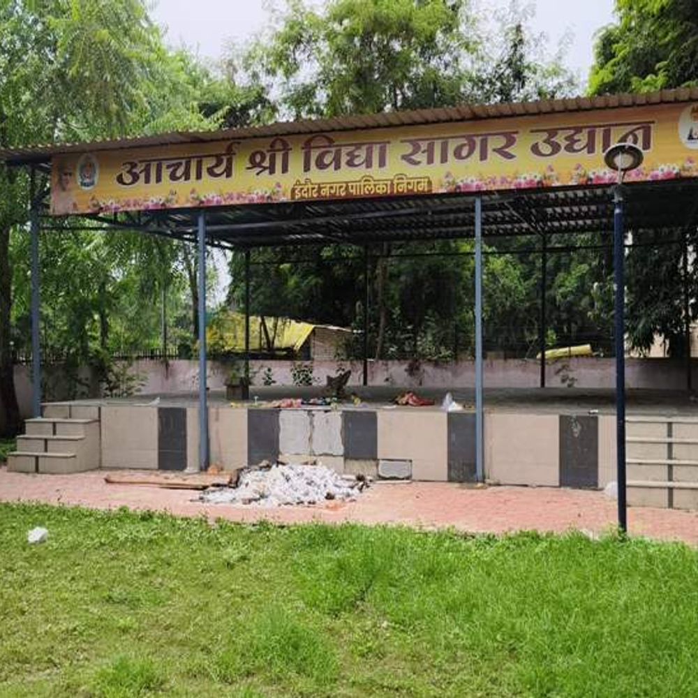 
                 बगीचे में जैन संत का अंतिम संस्कार:रात में पुलिस ने नहीं दी थी अनुमति; सुबह रहवासी इकट्ठा हुए, मौके पर पहुंची पुलिस 
            