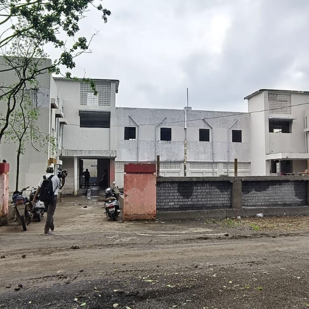 
                 रेनोवेशन के महीनेभर बाद टपकी हॉस्टल की छत:उज्जैन में छात्रों की किताबें-बिस्तर भीगे; यूनिवर्सिटी ने एजेंसी पर डाली जिम्मेदारी 
            