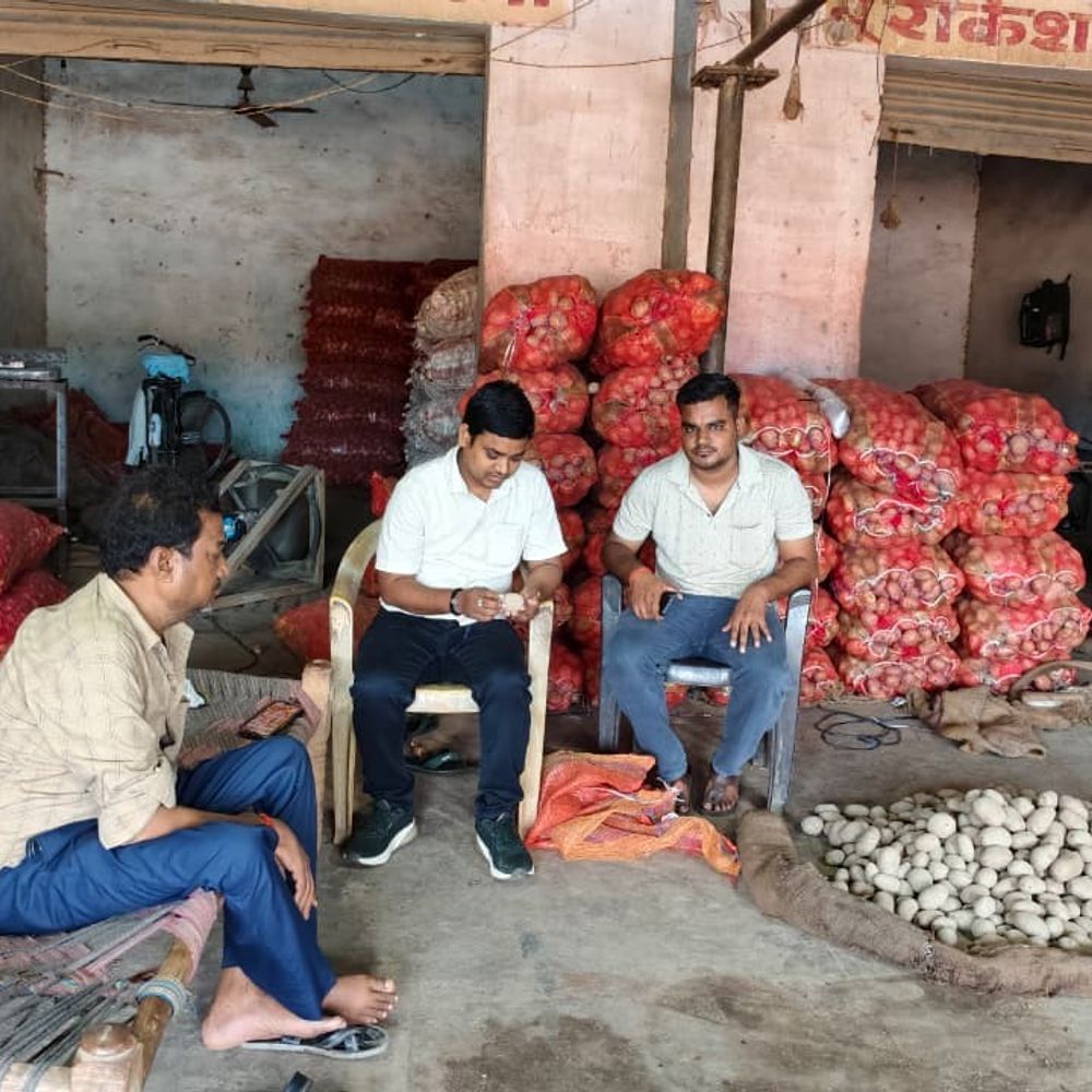 औरैया में 35 किलो सोनपापड़ी जब्त, 8 किलो मिठाई नष्ट:तीन नमूने जांच के लिए भेजे, खाद्य विभाग की टीम ने की जांच