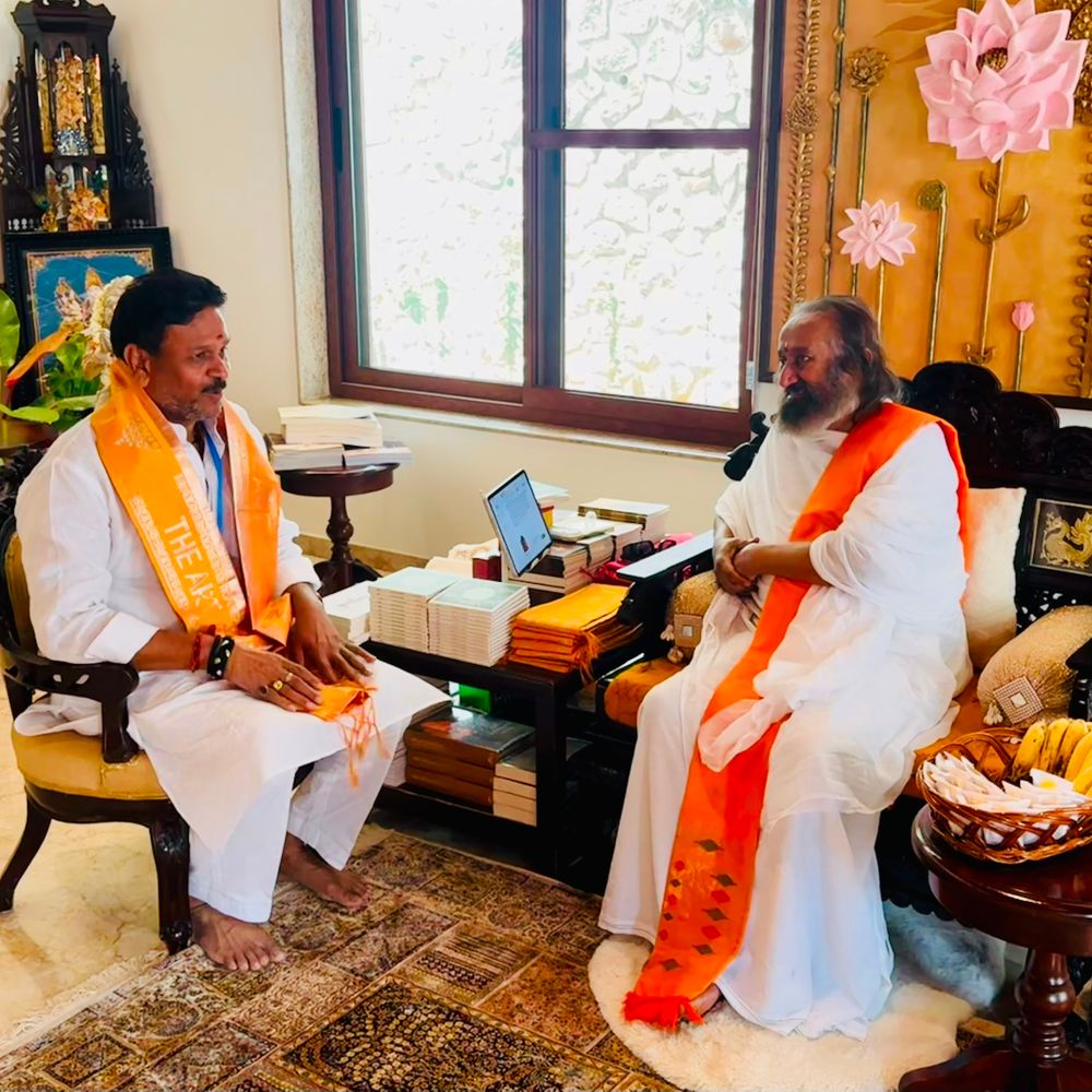 प्रयागराज मेयर ने श्री श्री रविशंकर से की मुलाकात:डिजिटल कुम्भ और रिवर फ्रंट पर हुई चर्चा; आर्ट ऑफ लिविंग ने दिखाई रुचि