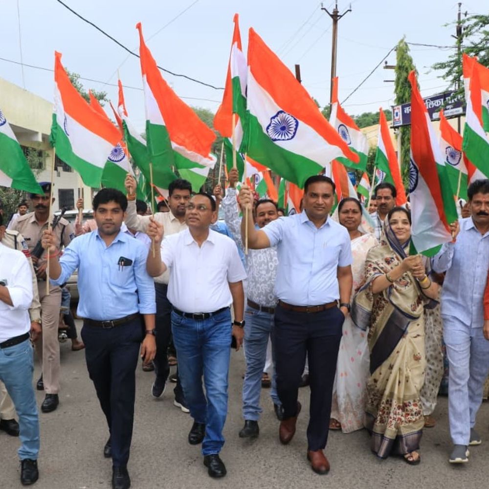 झाबुआ में तिरंगा यात्रा निकली:कलेक्टर-एसपी ने राष्ट्रीय ध्वज थामा, बोले- घरों और दुकानों पर तिरंगा लहराए