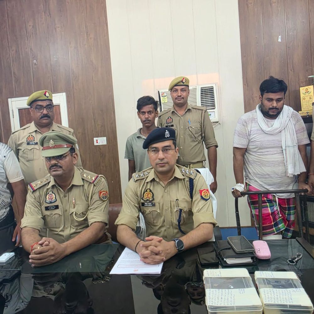 संभल में व्यापारी ने खुद पर चलवाई गोली, तीन गिरफ्तार:10 हजार में चाय के होटल पर काम करने वाले दो बदमाशों को हायर किया, 1.60 लाख के विवाद में फंसाने की साजिश