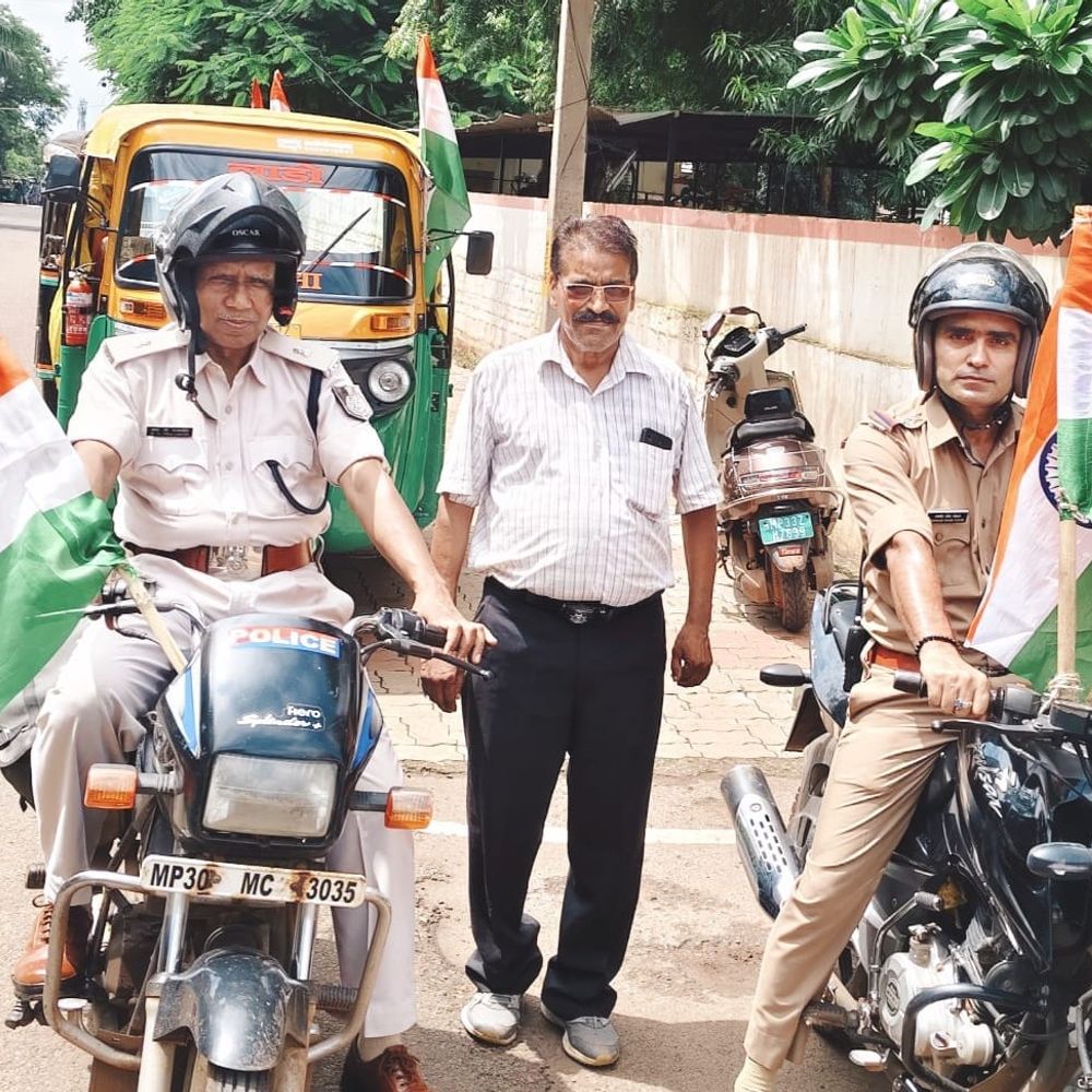 शिवपुरी में पुलिस-ऑटो यूनियन ने निकाली तिरंगा रैली:शहर के प्रमुख मार्गों से गुजरी, 'हर घर तिरंगा' का दिया संदेश