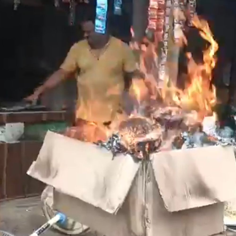 500 रुपए के विवाद में किराना दुकान में आग, VIDEO:हरदोई के शाहाबाद बाजार में पेट्रोल डालकर आग लगाने का आरोप