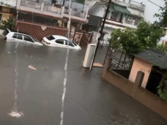 
                 झीलों का शहर भोपाल...यहां सड़कों पर भी झीलें, VIDEO:2 दिन से पानी-पानी रही राजधानी; सिस्टम फेल, हर जगह जलभराव 
            