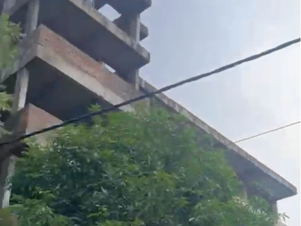 
                 भोपाल में नर्सिंग छात्रों का प्रदर्शन, बिल्डिंग पर चढ़े:रिजल्ट जारी करने समेत 7 मांगें; नर्सिंग काउंसिल के सामने प्रदर्शन 
            