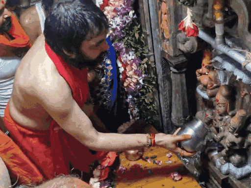 
                 नागपंचमी पर साल में एक बार खुलता है नागचंद्रेश्वर मंदिर:शिव-पार्वती संग नागदेव के होंगे दुर्लभ दर्शन, महाकाल मंदिर की तीसरी मंजिल पर हैं विराजमान 
            
