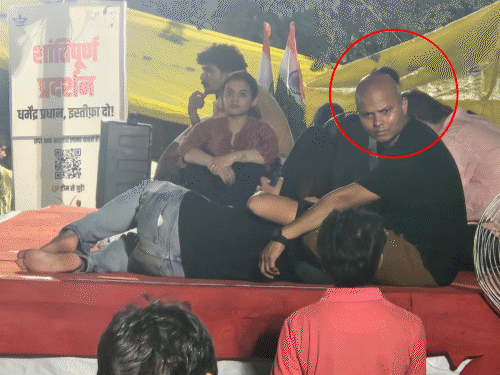 ‘कॉकरोच जनता पार्टी’ के मंच पर राजस्थान का ठग:1.67 करोड़ की Defender के नाम पर 17 लाख ठगकर फरार, पीड़ित ने प्रदर्शन के फोटो से पहचाना