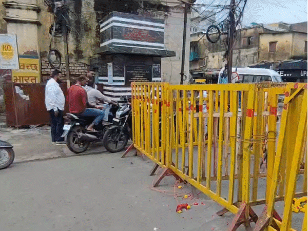 
                 मोती मस्जिद के सामने से अब टूव्हीलर निकल सकेंगे:पुलिस ने हटाए बैरिकेड्स; भोपाल में व्यापारियों ने किया था प्रदर्शन 
            