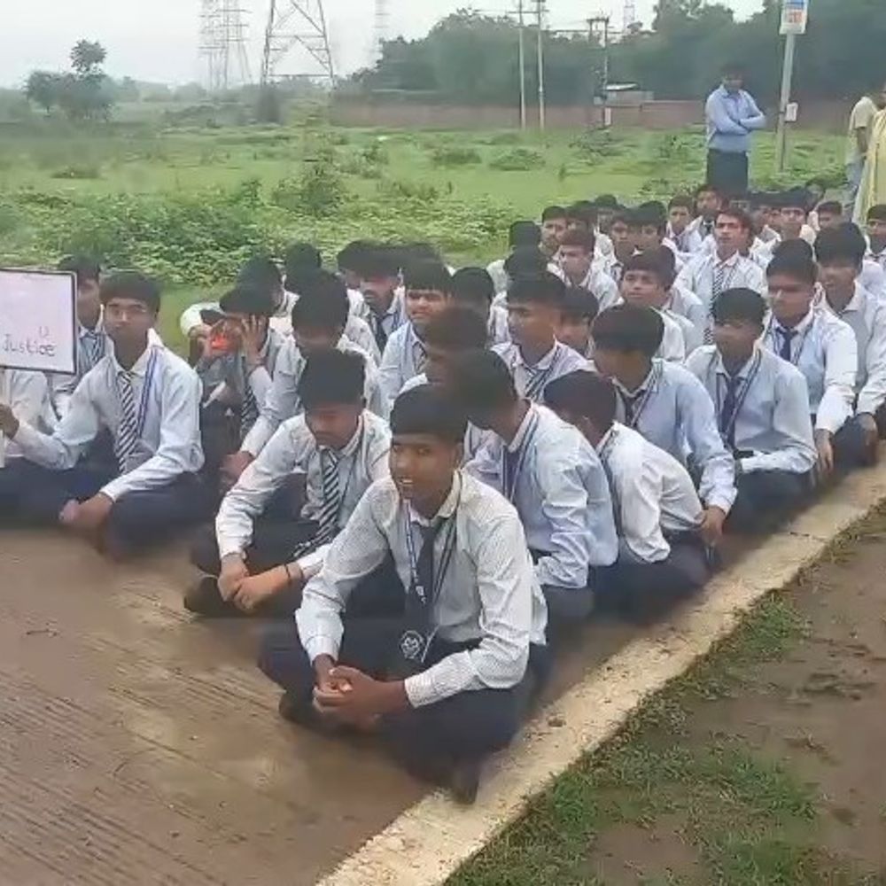 
                 नवोदय स्कूल के छात्र सड़क पर बैठे:मंदसौर में पानी, खाने क्वालिटी और शिक्षकों की शिकायतें, कलेक्टर ने बंद कमरे में की मीटिंग 
            