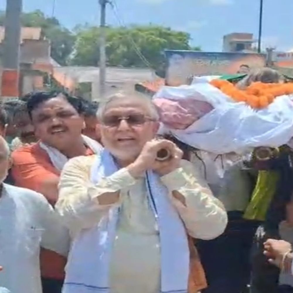 वित्तमंत्री ने दोस्त की अर्थी को कंधा दिया, भावुक हुए:शाहजहांपुर में कहा-सच्चा दोस्त और भाई खो दिया, पूर्व जिला पंचायत अध्यक्ष को दी अंतिम विदाई