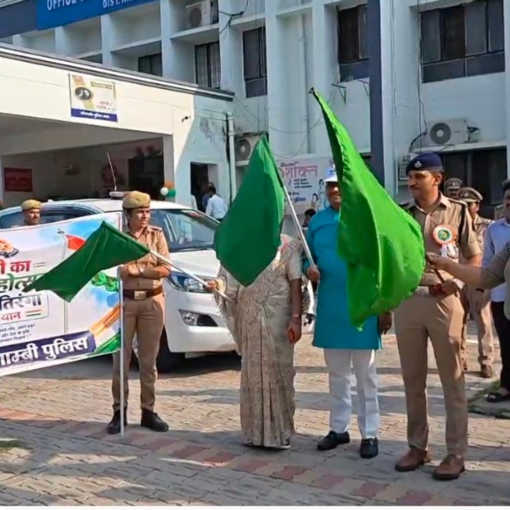 कौशाम्बी पुलिस ने निकाली तिरंगा यात्रा:महिला सिपाही भी हाथों में झंडा लेकर बाइक रैली से दिया राष्ट्रीय एकता का संदेश