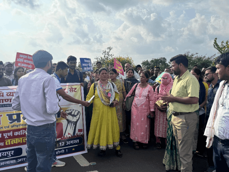 डेढ़ महीने बाद भी नियुक्ति नहीं, अतिथि-व्याख्याताओं ने मंत्रालय घेरा:प्रदेशभर से पहुंचे थे रायपुर, कोई अधिकारी मिलने नहीं आया; बोले- कॉलेजों में पढ़ाई ठप