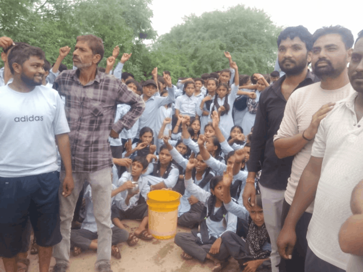 छात्रों और अभिभावकों ने नैनवां-बूंदी मार्ग 3 घंटे जाम किया:स्कूल में शिक्षकों की कमी पर प्रदर्शन, 2 टीचर लगाने पर खोला रास्ता
