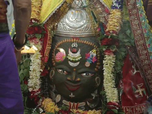
                 भस्म आरती में बुधवार को राजा स्वरूप में सजे महाकाल:भांग-चंदन और आभूषणों से हुआ दिव्य श्रृंगार, नंदी जी का स्नान, ध्यान और पूजन किया गया 
            