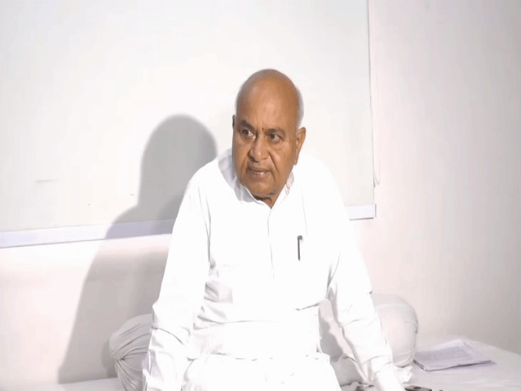 
                 पूर्व नेता प्रतिपक्ष बोले- ₹800 के मोबाइल पर डकैती केस:कहा- BJP विधायक के पिता अवैध परिवहन कर रहे, 6 जिलों में 5 साल में 1 हजार फर्जी केस 
            