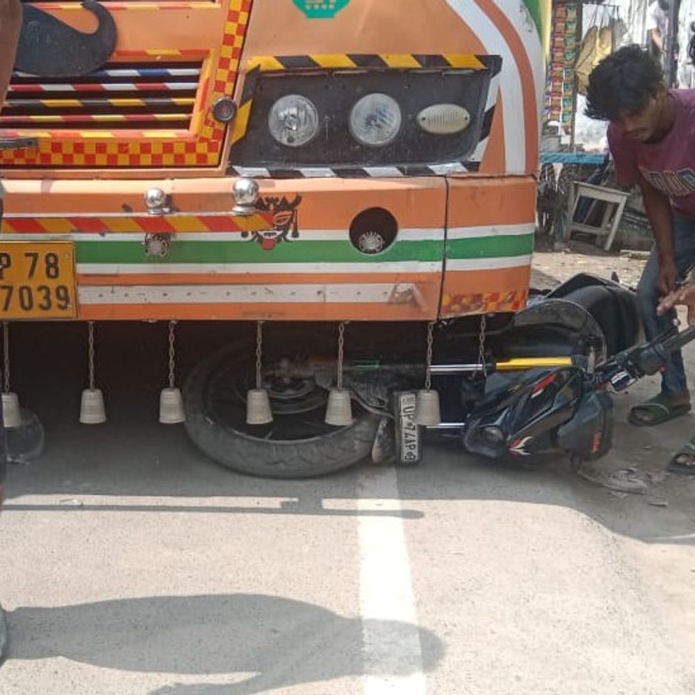 कन्नौज में बस ने बाइक को टक्कर मारी, युवक घायल:ड्राइवर फरार, बाइक 5 मीटर तक घिसटी; सफाईकर्मी अस्पताल में भर्ती