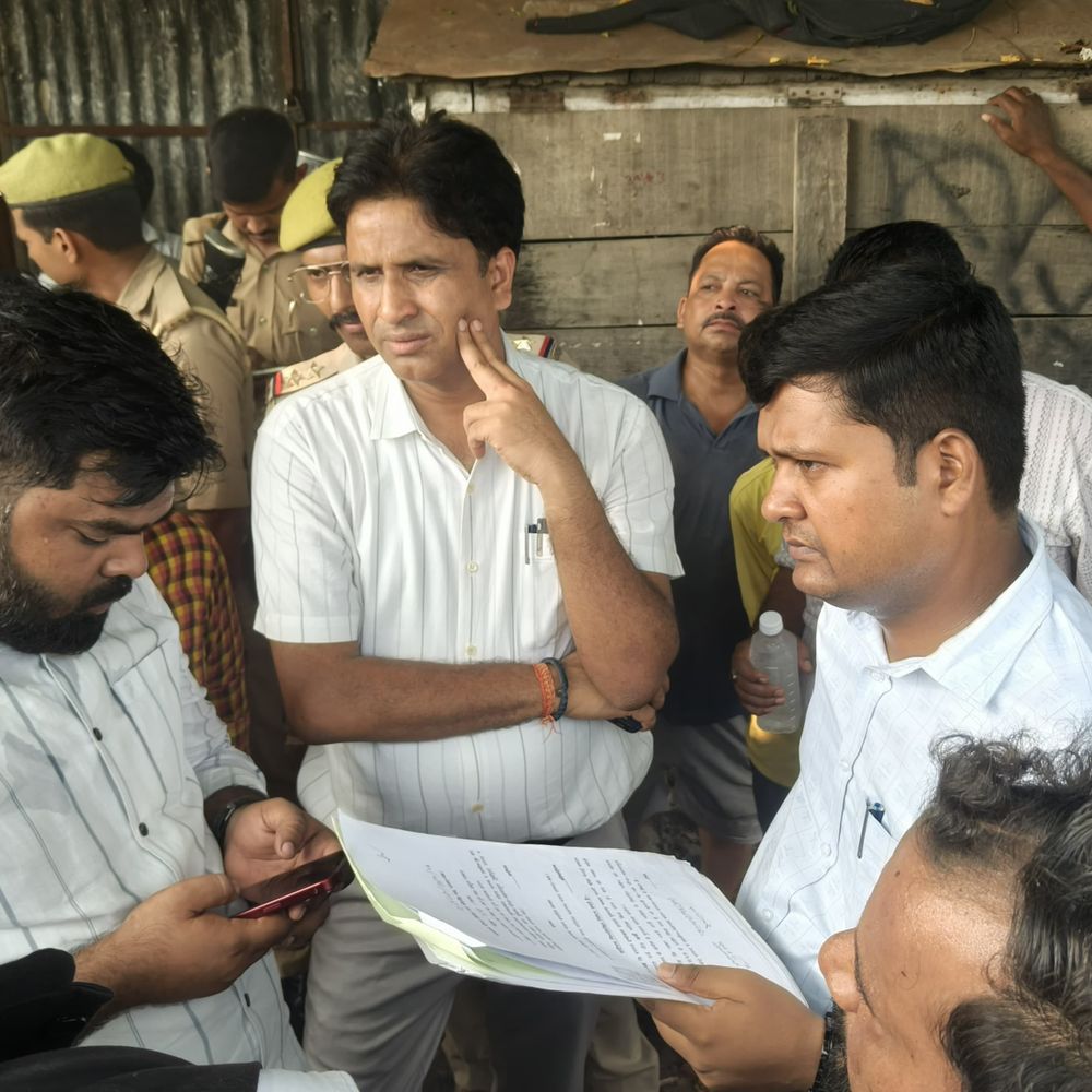 मऊ में अतिक्रमण पर चला प्रशासन का बुलडोजर:सिटी मजिस्ट्रेट और ईओ की मौजूदगी में हुई कार्रवाई, दुकानदारों ने किया विरोध