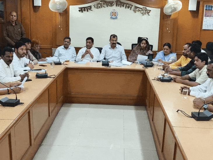 
                 गणेश उत्सव की तैयारियों पर मंथन:जुलूस, झांकी, बैंड-बाजे और आरती की व्यवस्थाओं पर चर्चा, निगम कर्मियों के मेधावी बच्चों के सम्मान पर भी विचार 
            