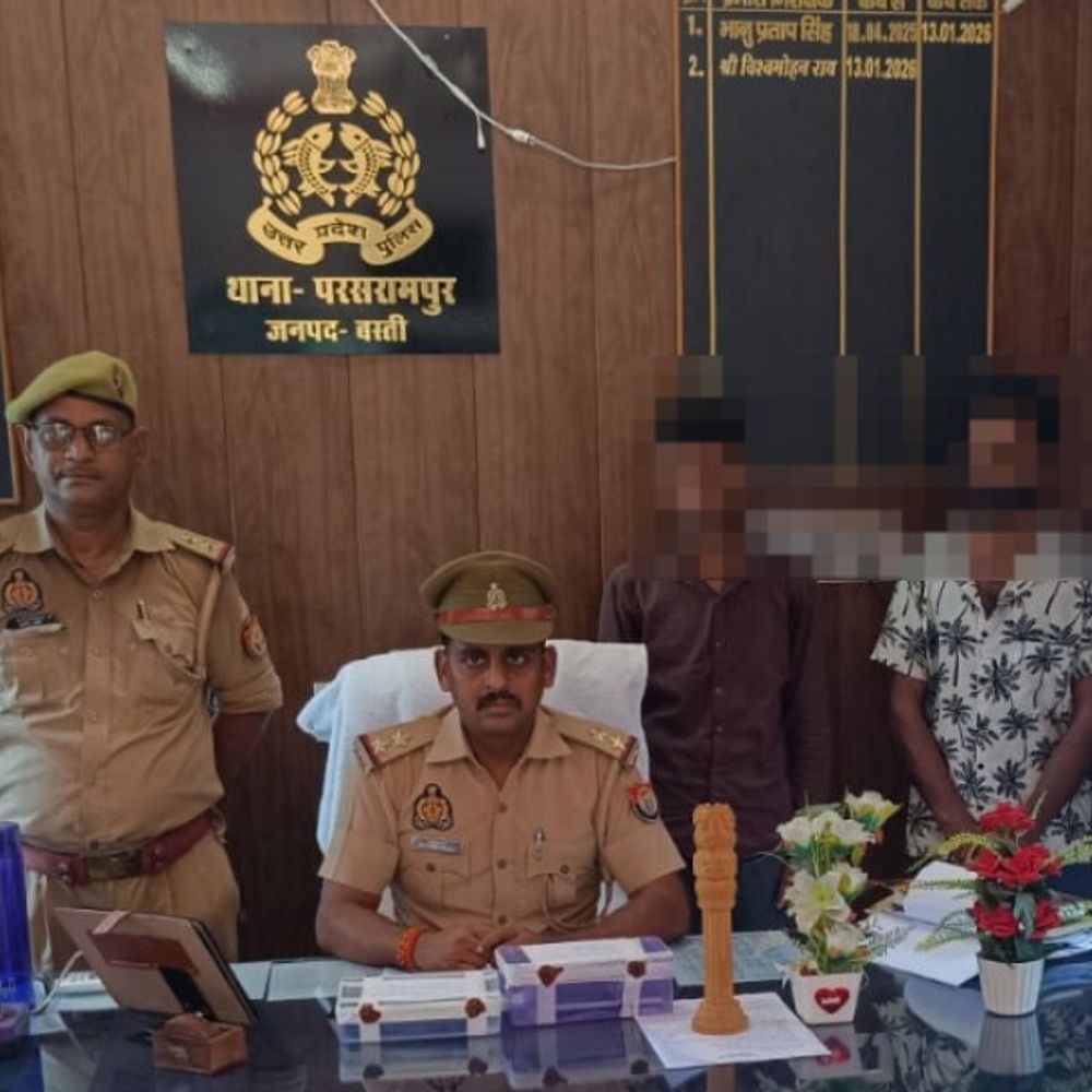 बस्ती में मोबाइल छीनने वाले दो आरोपी गिरफ्तार:घेराबंदी कर दबोचा, तीन मोबाइल और बाइक बरामद