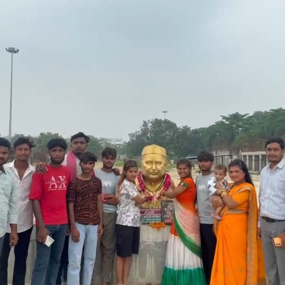 हरिद्वार से कांवड़ लेकर सैफई पहुंचीं दो बहनें:केदारेश्वर महादेव मंदिर और मुलायम सिंह यादव की समाधि पर चढ़ाया गंगाजल