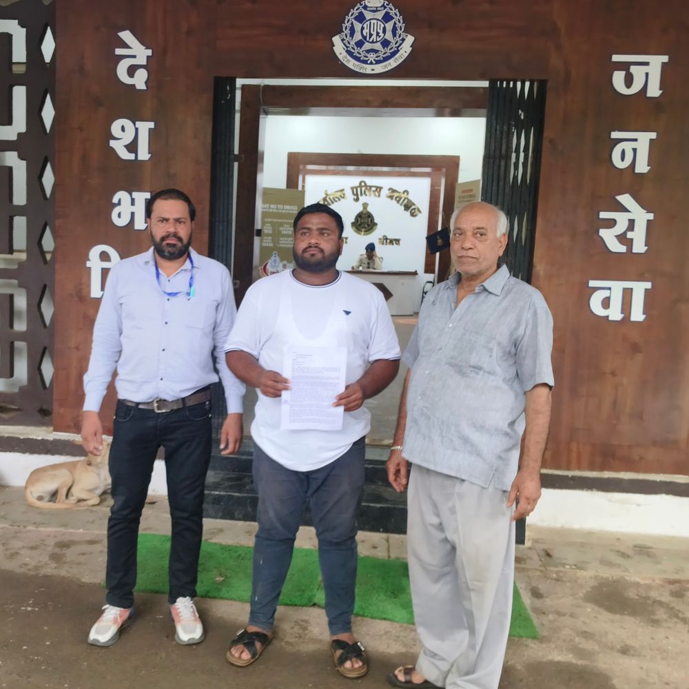 
                 युवक बोले- साहब नशा तस्करों से जान का खतरा:नीमच SP कार्यालय में दिया ज्ञापन; झूठी शिकायतों पर निष्पक्ष जांच की मांग 
            