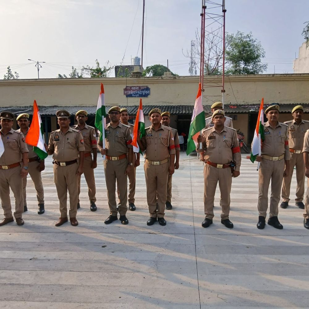 मैनपुरी जंक्शन पर जीआरपी ने निकाली तिरंगा यात्रा:हर घर तिरंगा अभियान के तहत दिया राष्ट्रप्रेम का संदेश, अधिकारियों और कर्मचारियों ने इस यात्रा में भाग लिया